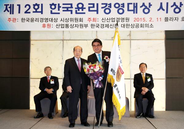 왼쪽 김수한 시상위원장-전 국회의장- 오른쪽 한국지역난방공사 김성회 사장1